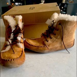 Ugs W chickaree style boot.